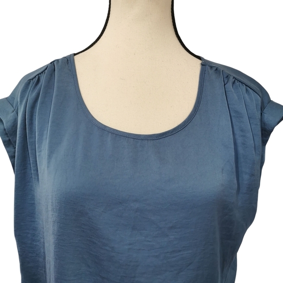 Olive and Oak Silky Scoop Neck Keyhole Back Cap Sleeve Blue Blouse - Sz M - Picture 2 of 9